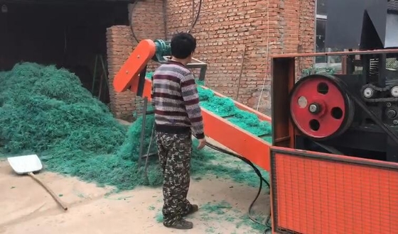 良い価格 ねじられたナイフの設計を回す漁網のスクラップのプラスチック フィルムのシュレッダー オンライン