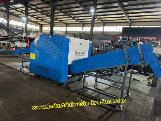木質紙切断機 1600F 廃棄物紙粉砕機 1000kg/h 容量とカスタマイズされたコンベヤー長さ
