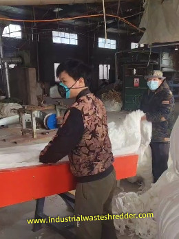 工業廃棄物 織物以外の繊維のスレッダー 18.5KW 700-900kg/h 4 2 柔らかい材料の切断のための刃